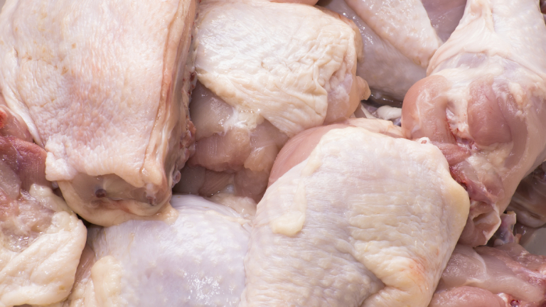 Фиктивен внос на 20 тона замразени пилета спрян от данъчните в Пловдив