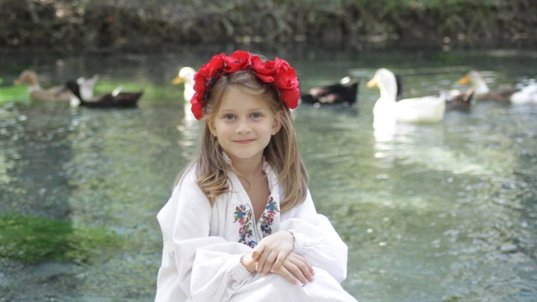 В Деня на будителите 7-годишна красавица с песен за България (ВИДЕО)