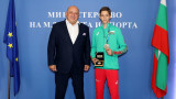  Министър Кралев връчи почетен плакет на сребърния медалист от Световното състезание по таекуондо за кадети Денис Димитров 