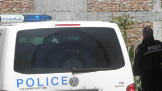 Полиция под надзора на прокуратурата в Бургас извършва претърсване и