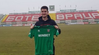 Сръбският опорен полузащитник Александър Станисавлевич все още чака дебют за