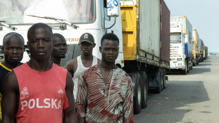 Камиони с храна и помощи са блокирани на границата на Нигер заради санкциите