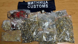 Митнически служители откриха над 9 кг контрабандно пренасяни сребърни и