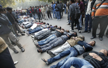 Протести в Индия след смъртта на групово изнасилената студентка