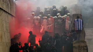 Десетки хиляди гърци се събраха в Атина за да протестират