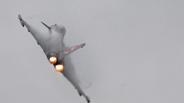 Четири изтребителя Eurofighter Typhoon от италианските военновъздушни сили се приземиха