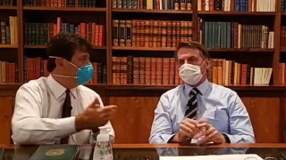 Болсонару не се страхува от коронавируса, снима се със свои поддръжници