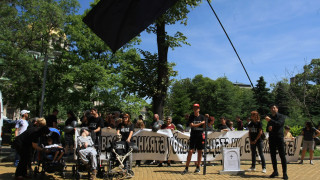 Майки на деца с увреждания продължават протестите, оставка не са искали