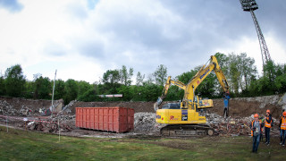 Дйностите по демонтажа и строежа на стадион Българска армия текат