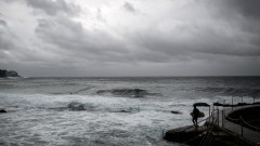 Тропически циклон остави хиляди без ток в Австралия