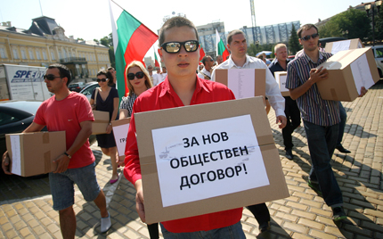 327 хил. подписа в подкрепа на Орешарски тръгнаха към МС