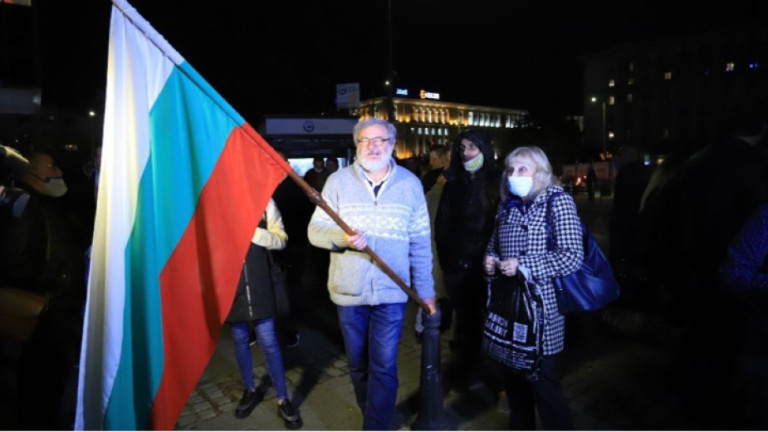 Недоволни от управлението протестират в центъра на София и тази