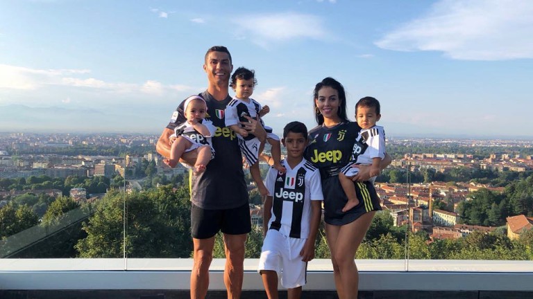 В Instagram виждаме, че семейството на Роналдо вече е готово