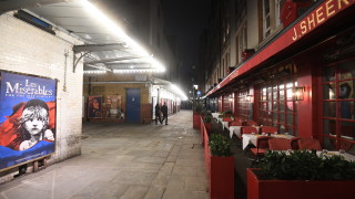 Британци изпаднаха в паника, а супермаркети ограничават продажби на продукти