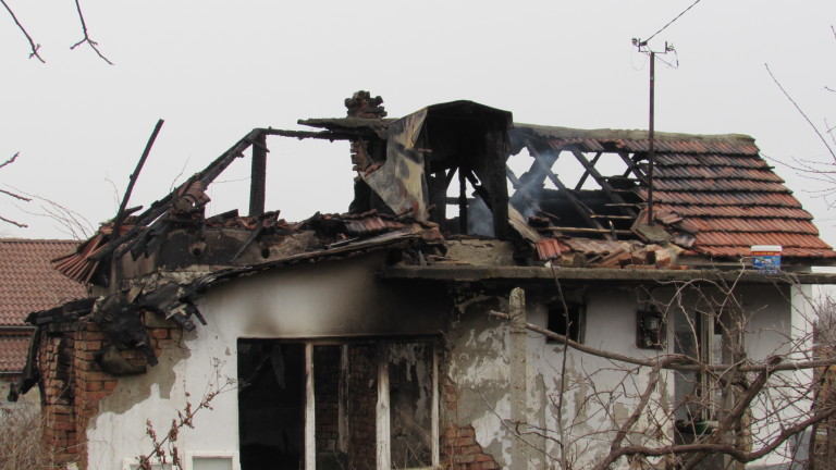 Пожар унищожи дома на семейство с увреждания в Сопот
