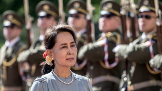Държавната телевизия на Мианмар в понеделник излъчи снимки на сваления