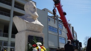 Бюст паметникът на Христо Ботев отново бе поставен пред стадион Христо