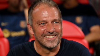 Треньорът на Барселона Ханзи Флик говори на пресконференция преди гостуването