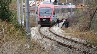 Пътнически влак блъсна мъж край Благоевград