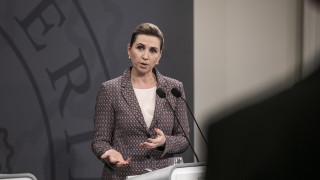 Датският премиер Мете Фредериксен подчерта че Гренландия принадлежи на гренландците Тя