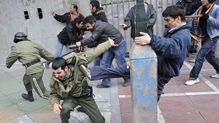 Вандали разсипаха дома на ирански опозиционер