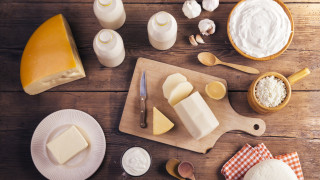 Цената на млечните продукти в света расте, на захарта спада