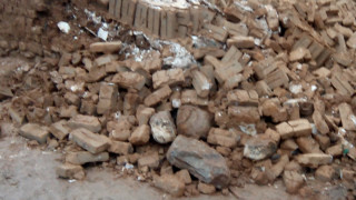 Част от тухлена ограда на бившата казарма в Ловеч се