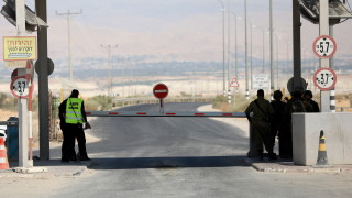 Израел ще затвори контролно пропускателния пункт Аленби единствената врата между окупирания