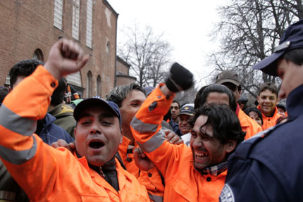 "Искаме работа" скандираха роми пред общината