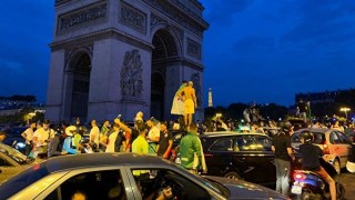 Имигранти от Алжир сеят безпорядък и грабят в центъра на Париж