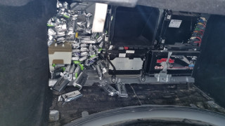 Митнически служители откриха недекларирани електронни наргилета за еднократна употреба при