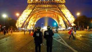 Френската полиция е задържала мъж въоръжен с нож който се