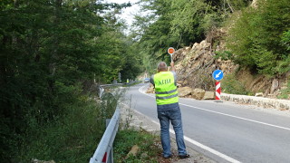 Пътят към Рилския манастир е блокиран от свлачище съобщиха от