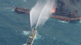 Спасители успяват да се качат на горящия петролен танкер край бреговете на
