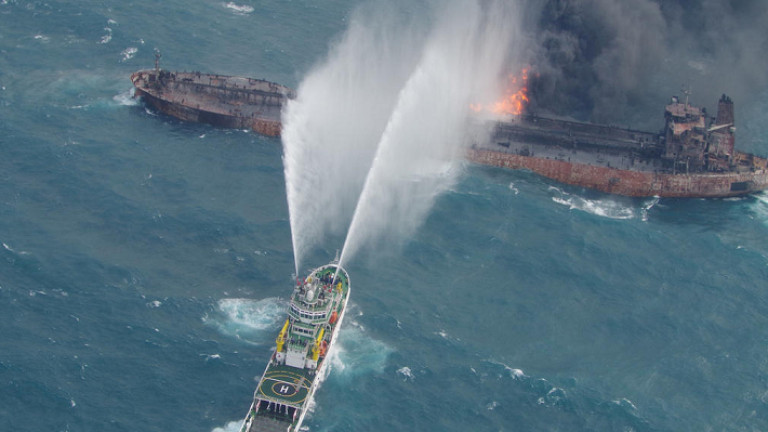 Спасители успяват да се качат на горящия петролен танкер край