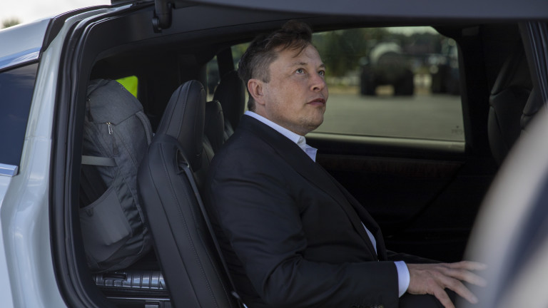 Акциите на Tesla поевтиняха с около три процента във вторник,