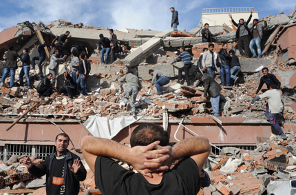 1000 загинали след 6,6 по Рихтер в Турция