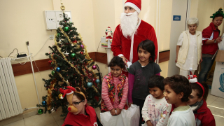 Младежите от Червения кръст зарадваха болни деца с подаръци