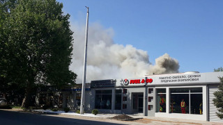 Пожарникари се борят с огнена стихия в Шумен