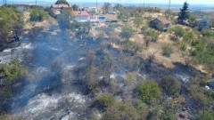 Овладян е големият пожар във вилна зона край Бургас