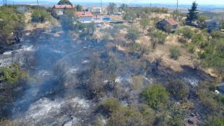 Овладян е големият пожар във вилна зона край Бургас