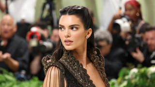 Тя е най високоплатеният модел в света Един от продуктите на