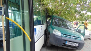 Градски автобус се заби в кола, спряла на пешеходна пътека в Пловдив