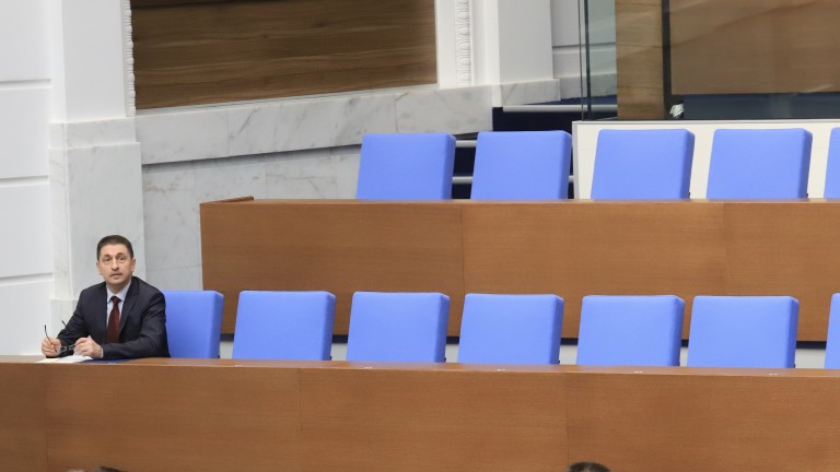 Вътрешният министър Христо Терзийски докладва пред парламента за вчерашните ексцесии,