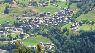 Малко швейцарско селце заплашено от обезлюдяване по необичаен начин се