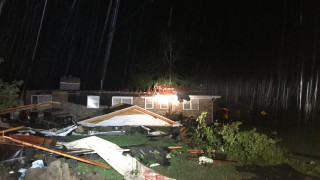 Най малко трима души са загинали от торнадо което премина през