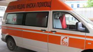 Снегът попречи линейка да стигне до болно дете в Ивайловградско