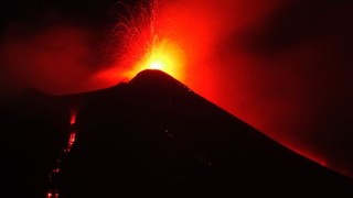 Ново изригване на Етна затвори летище в Италия
