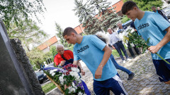 Левски поднесе цветя пред паметника на Георги Аспарухов