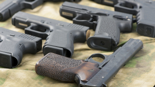 Регламентите забраняващи продажбата закупуването или трансфера на пистолети в рамките